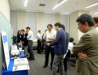 図2　ブース�t�にも人だかり　メンター･グラフィックスと日本NIのブース