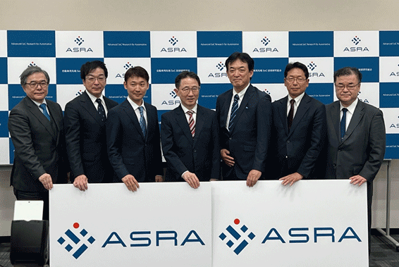 図1 ASRAの主要メンバー 中央がASRA理長の冕楫住(hu━)、そのuり(から3人`)が専理の川原P章(hu━)