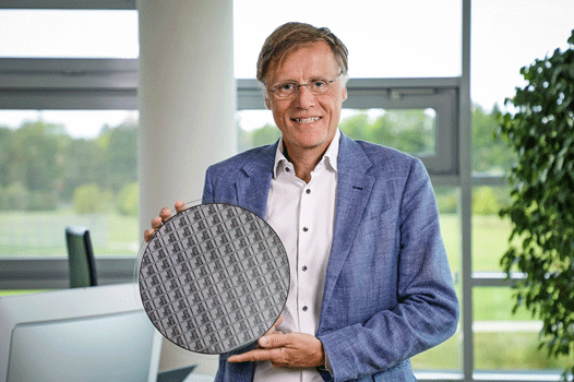 図1 InfineonのCEO、Jochen Hanebeckが}にする300mmのGaNウェーハ
