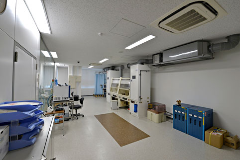 図1 Infineonが開設した解析ラボ ここでは薬も使える 出Z:Infineon Technologies
