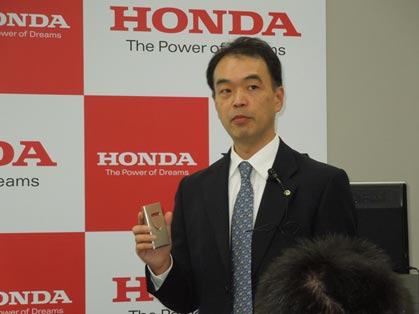 図1 日立とホンダが共同開発したハンディ型}気アルコール検出_