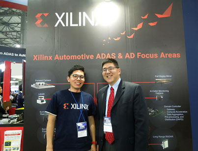 図4　Xilinxのクルマ担当シニアディレクタのWillard Tu��(��)　左はザイリンクス日本法人のクルマ担当の友�h�P�k朗��