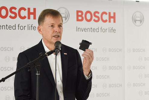 図1 ボッシュ代表D締役社長のKlaus Meder(hu━) }にもっているのは(sh┫)センサ 出Z:ボッシュ
