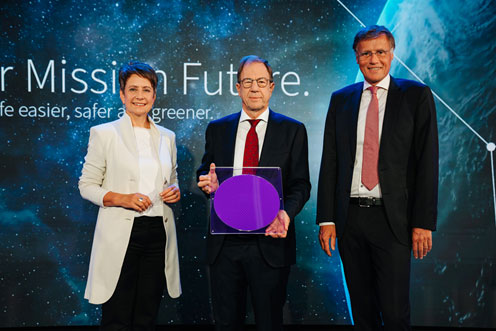 300mmϤ}ˤInfineon طv Infineon Technologies AustriaҤCEOǤSabine Herlitschka(hu)Infineon Technologies CEOReinhard Ploss(hu)COOJochen Hanebeck(hu)