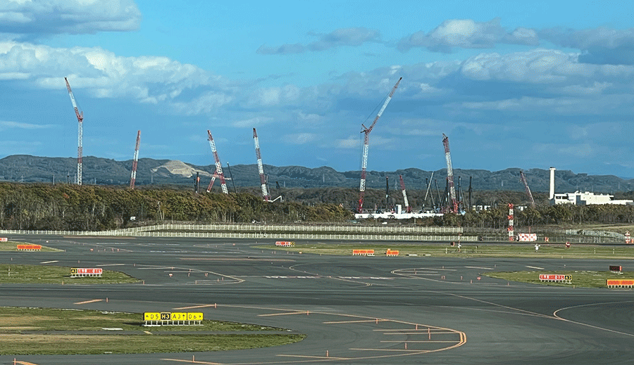 新h歳空港から臨むラピダス工場建設現場 / 筆v撮影