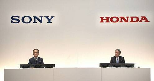図1 ソニーとホンダの両社長による共同記v会見 出Z:ソニー、ホンダの会見場でのスクリーンショットから