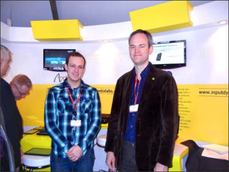 図1 InputDynamics社CTOのSimon Godsill教b()とエンジニアのJens Christensen(hu━)(左)