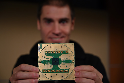 図1 Intelが開発した量子コンピュータU御チップ 出Z:Intel Corp.