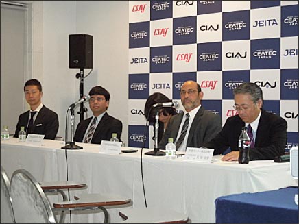 図1 Transphormと日本インターの記v会見 から日本インターの江Z文秀社長、TransphormのMishra CEO、Parikh社長