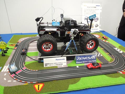 図1 模型のクルマにi後左4のカメラを搭載したデモ