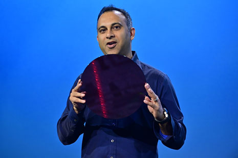 図1 Intelのデータセンタ�靆腑肇奪廚�Navin Shenoy���eつXeonプロセッサのウェーハ 出�Z:Intel Corp.