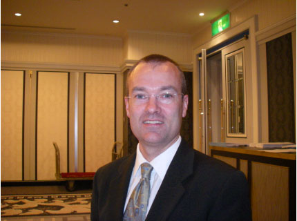 ElonicsҥޡƥôĹJulian Hayes(hu)