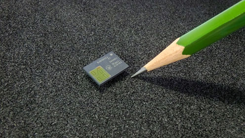 図1 60GHzレーダーを使った人感および人流センサ アンテナをパッケージの屬棒澆韻AoP(Antenna on Package)パッケージをいている 出Z:Infineon Technologies