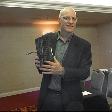 図1 タブレットサイズのソーラーパネルをeつAlta Devices社CEOのChris Norris