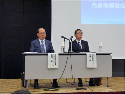 図1 記v会見におけるΩok噞革新機構社長(左)と桂_Sルネサス社長()