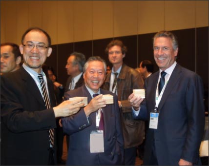 図 東Bエレクトロンの東哲r会長(中央)とApplied MaterialsのMichael Splinter会長()、12月4日呂SEMICONジャパン開幕日のパーティにて
